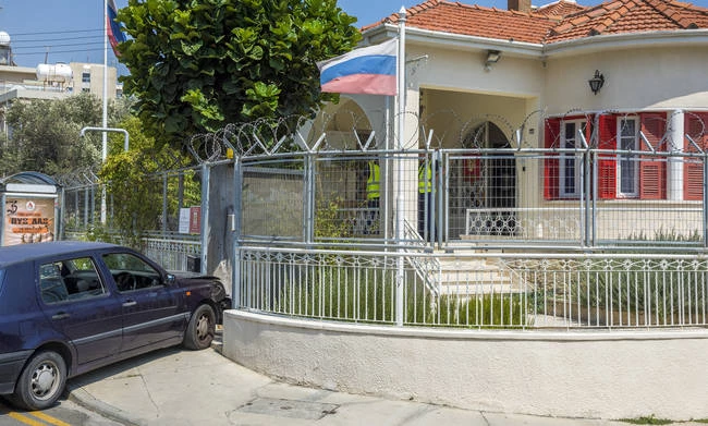 Πήρε φόρα και καρθώθηκε με το αυτοκίνητο του στο Ρωσικό Προξενείο (εικόνες)